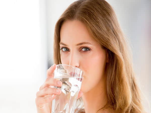 Nằm mơ thấy người khác uống nước