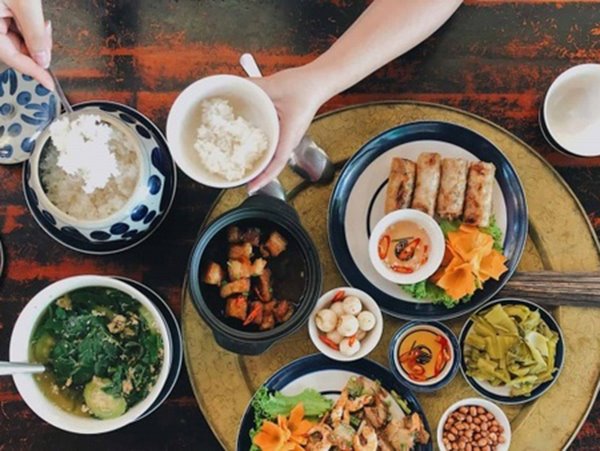 Mơ thấy ăn cơm với người đã chết đánh số mấy lấy may?