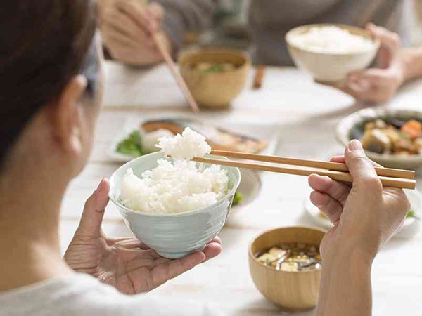 Mơ thấy ăn cơm với người đã chết đánh số mấy lấy may?