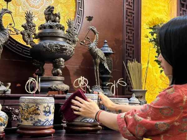 Chiêm bao thấy mình đang lau dọn bàn thờ tổ tiên