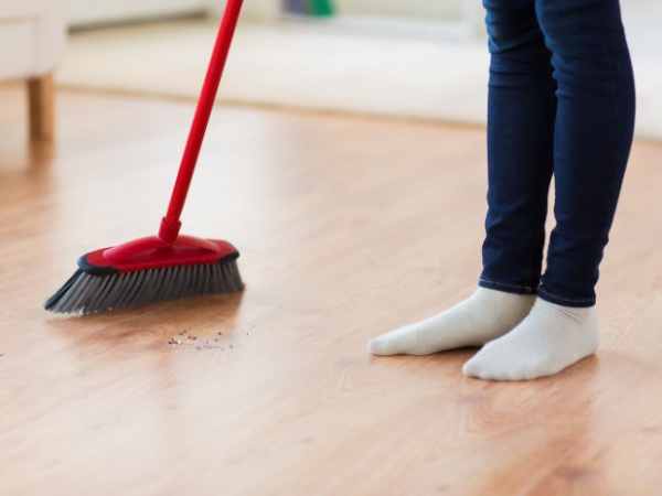 Chiêm bao thấy chính mình đang quét nhà sạch bóng