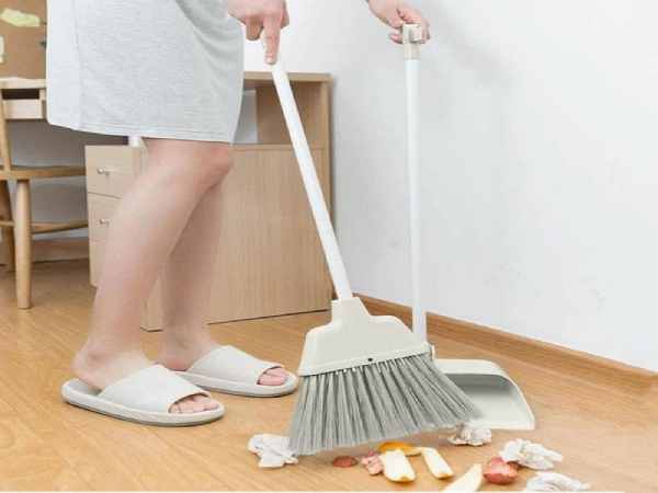 Mơ thấy đang quét nhà thì gió thổi tung rác bay tán loạn