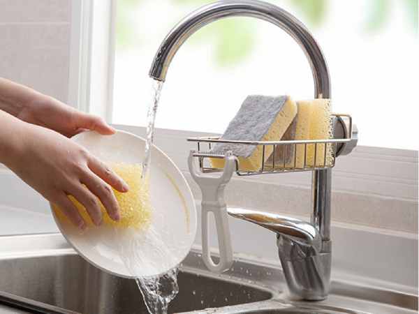 Mơ thấy rửa bát cùng người lạ