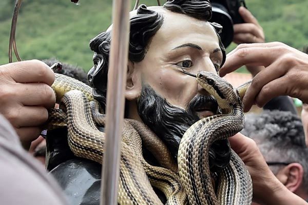Nằm mê thấy rắn bò lên người rồi cắn
