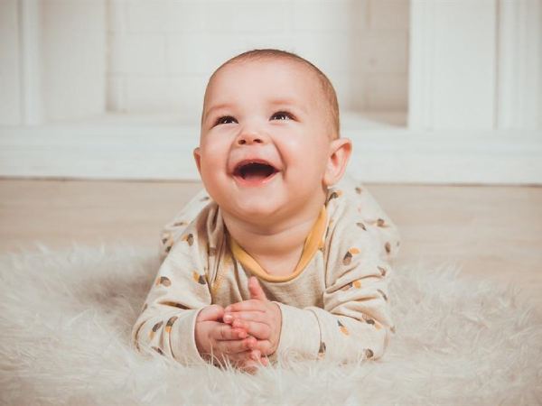 Mơ thấy em bé cười với mình