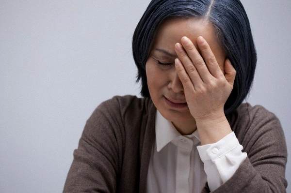 Mộng thấy mẹ khóc nhưng mình không thể làm gì