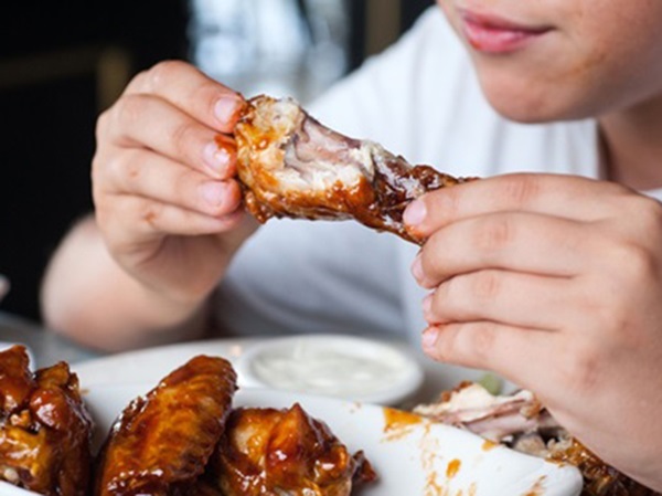 Nằm mơ thấy ăn thịt gà báo mộng điềm tốt hay xấu?