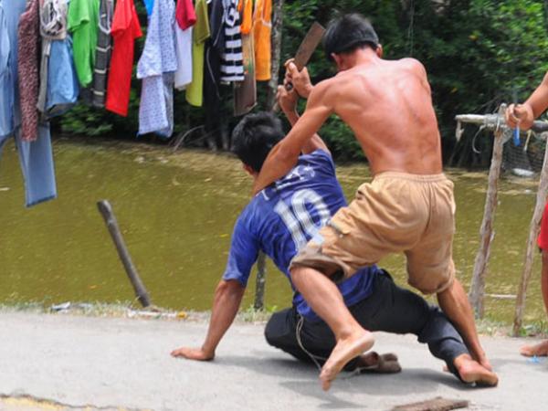 Mơ thấy đánh nhau với người lạ