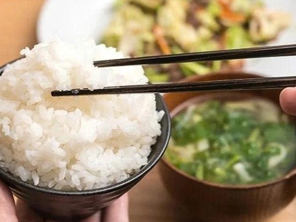 Ngủ mơ thấy ăn cơm ẩn ý điềm gì tốt hay xấu?