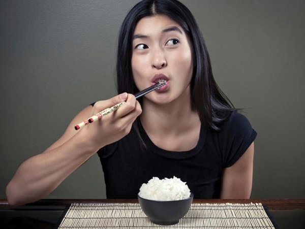 Ngủ mơ thấy ăn cơm ẩn ý điềm gì tốt hay xấu?