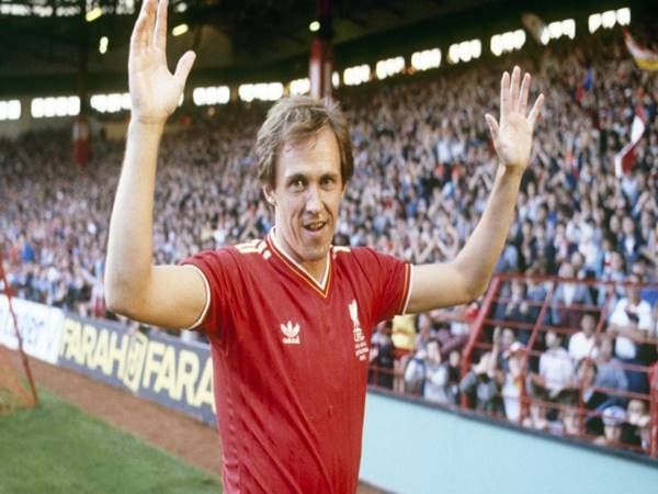 Top hậu vệ cánh Liverpool xuất sắc nhất lịch sử là ai?