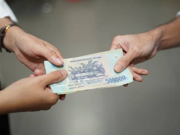 Phân tích ý nghĩa giấc mơ thấy người lạ cho tiền là điềm gì?