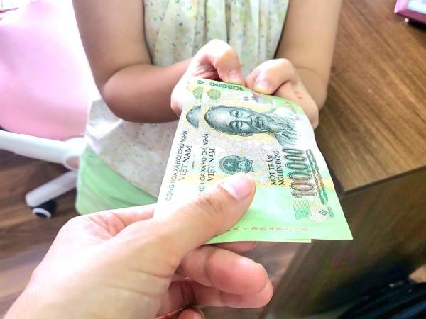 Chiêm bao thấy người lạ cho tiền mệnh giá lớn